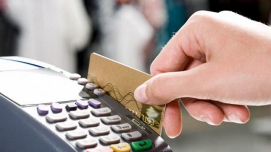 El Gobierno dejó sin efecto la devolución del IVA para compras con tarjetas de débito