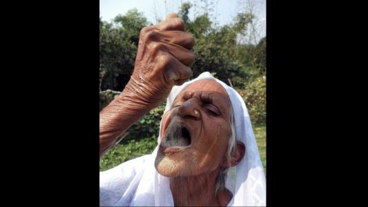 De no creer: una mujer come arena todos los días hace 60 años