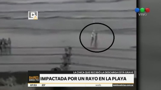 Video: el momento exacto en el que un rayo impactó a una chica en una playa de Brasil