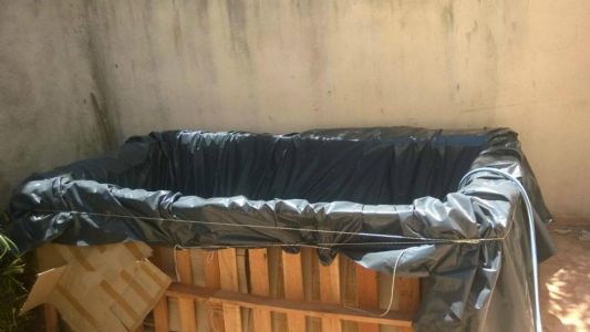 Familia cordobesa no soportó más el calor y armó una pileta con pallets por 150 pesos