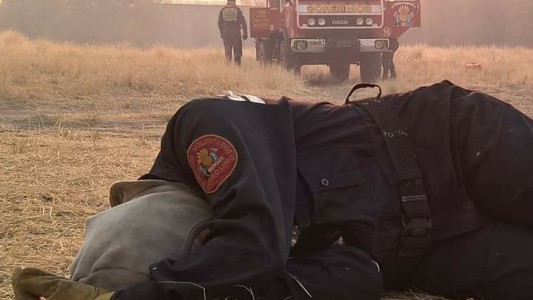 La foto de la bombero agotada que conmovió a todos y se volvió viral