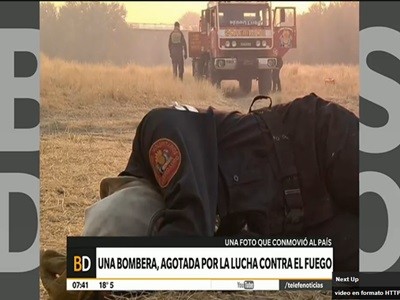 Conmovedora imagen de una bombera agotada