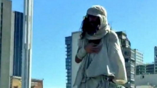 Misterio viral: ¿filmaron a Jesús caminando por la General Paz?