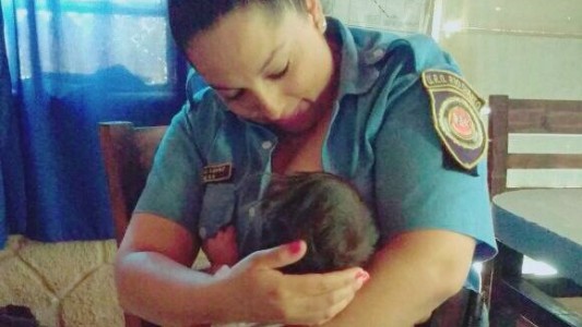 Mujer policía amamantó a una beba que fue abandonada por la madre