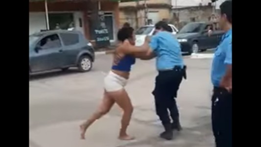 Video: una joven quedó detenida por golpear a una policía en Córdoba