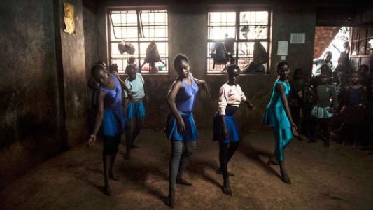 La historia del fotógrafo que retrata la magia del ballet en un barrio pobre de África