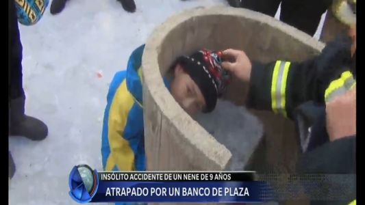 Nene de 9 años quedó atrapado en un banco de plaza