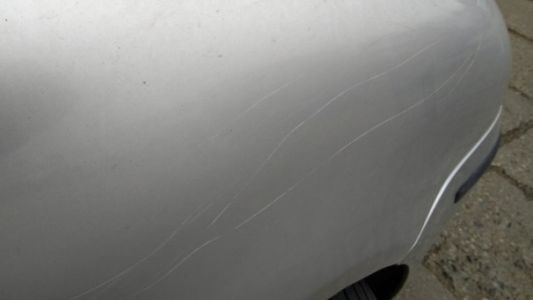 Durmió un mes en su auto para descubrir quién lo rayaba y se llevó una sorpresa