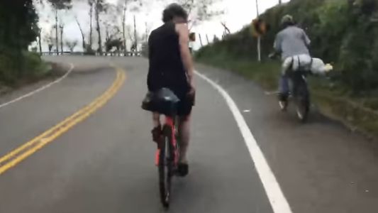 Campesino colombiano de 63 años ridiculiza a dos triatletas franceses en bicicleta