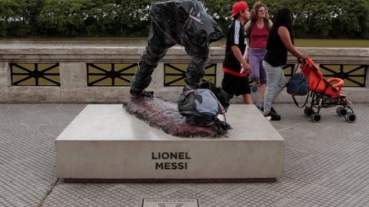 Vándalos le cortan el torso a la estatua de Messi en Costanera Sur