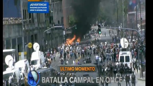 Tras desalojo, manteros cortan el tránsito en Once