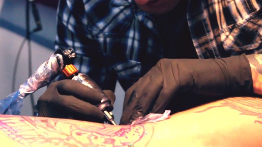 La tinta para tatuajes puede liberar sustancias cancerígenas