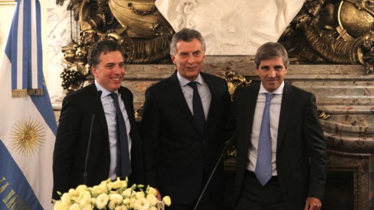 Macri les tomó juramento a los ministros Dujovne y Caputo