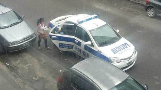 Imputaron a dos policías bonaerenses que usaron el patrullero para "delivery" de comida