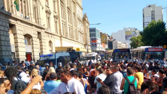 Manteros mantienen el corte en Once a la espera de la reunión con el gobierno porteño