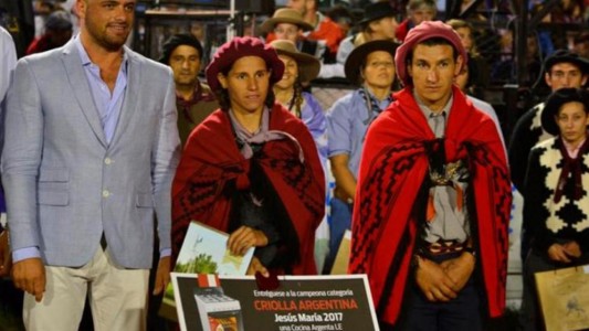 Polémica en Jesús María por el premio que le dieron a la ganadora de la jineteada de mujeres