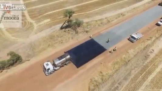 Impresionante: así construyen 5 kilómetros de ruta en 48 horas