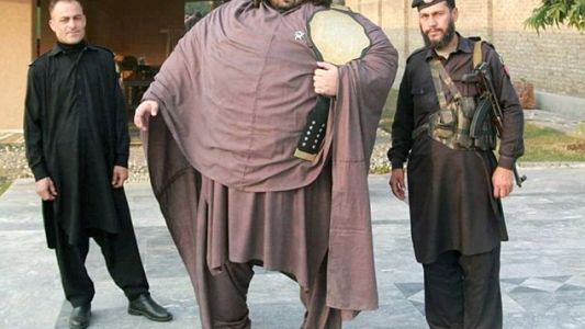 El impresionante "Hulk paquistaní": pesa casi 450 kilos y come 36 huevos por día
