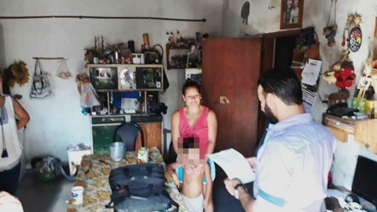 Escándalo: una mujer le dio marihuana a su hijo, lo subió a Internet y fue detenida