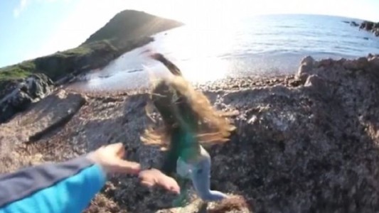 Viral misterioso: un joven tira a su novia de un barranco y los usuarios desconfían de la veracidad de las imágenes