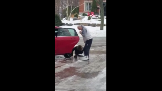 La risa más viral del mundo: así reaccionó una mujer al ver caer a su hija