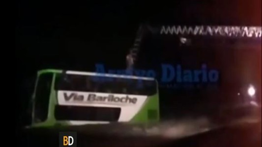 Dos micros y un camión fueron arrastrados por el agua en Arroyo Seco