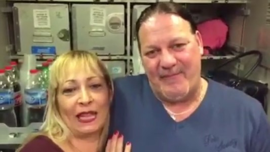 Video: Salieron de Barcelona y le pidió matrimonio a su novia en pleno vuelo