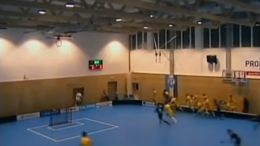 Pánico en medio de un partido de floorball al desmoronarse el techo de un estadio recién inaugurado
