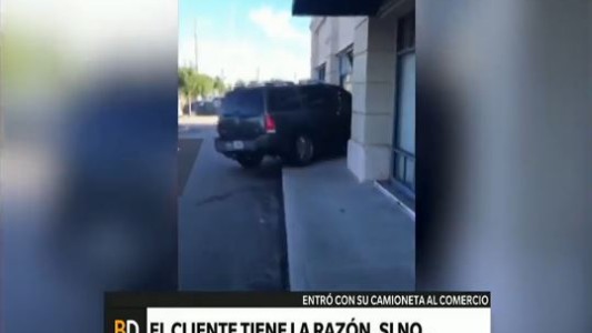 Video: no le querían cambiar el celular roto y estrelló su camioneta contra el comercio