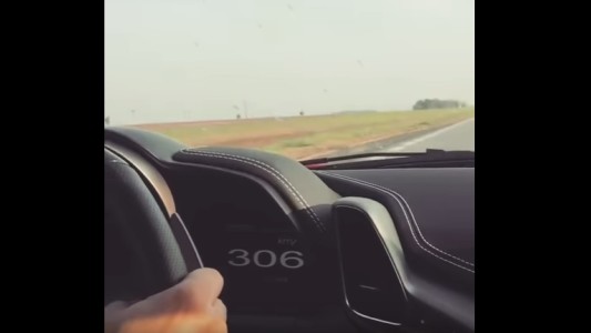 Video: manejaron una Ferrari a más de 300 kilómetros por hora en la ruta 2