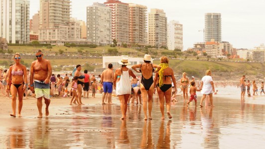 Mar del Plata: empresarios dicen que la temporada es "similar" a la pasada y gremio que es "un desierto"