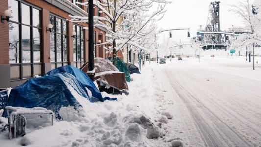 Un bebé recién nacido murió congelado en los brazos de su mamá sin techo
