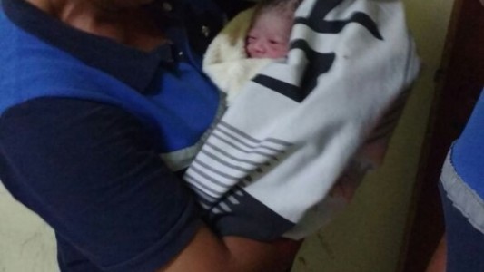 Tres policías de un puesto limítrofe de San Luis ayudaron a dar a luz a una mujer en su auto