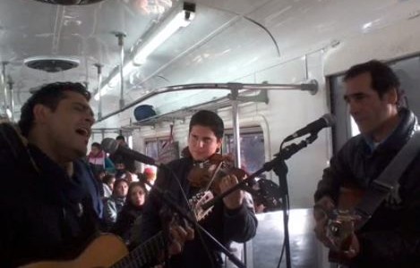 El grupo de folklore que deleita a los pasajeros del ferrocarril Sarmiento