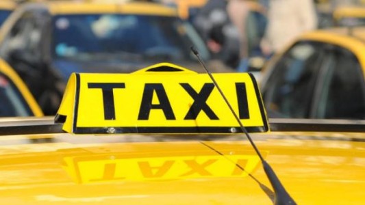Un taxista discutió con un pasajero y le pegó con un fierro en la cabeza