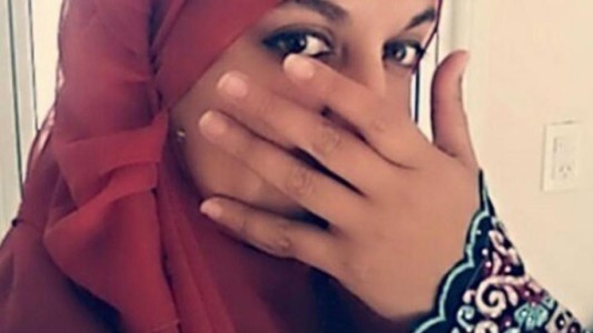 Una mujer musulmana denunció que la echaron de un banco por su vestimenta