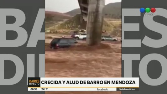 Crecida y alud de barro arrasaron con una docena de autos en Mendoza