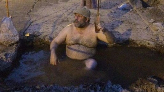 Se metió en la "pileta" que se formó en su vereda por una pérdida de agua