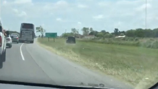Escrache viral: grabaron a un conductor que circulaba por la banquina y después por el pasto