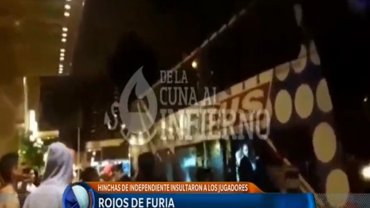 Hinchas de Independiente insultaron a los jugadores, tras perder el clásico ante Racing