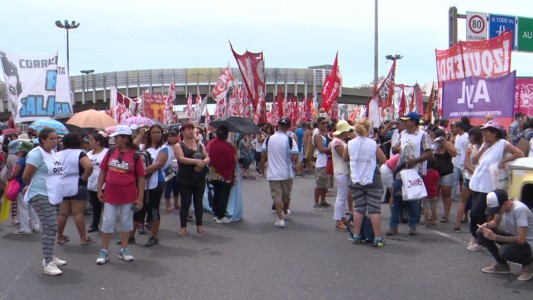Trabajadores de Artes Gráficas Ríoplatense (AGR) cortaron la autopista 25 de Mayo