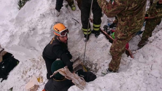 Continúa la búsqueda de desaparecidos en el hotel italiano sepultado por alud
