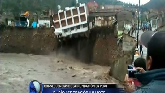El río "se tragó" un hotel en Perú