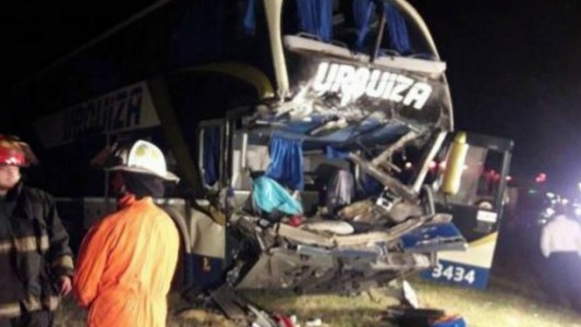 Choque entre un micro y un camión en autopista Rosario-Córdoba deja dos heridos graves