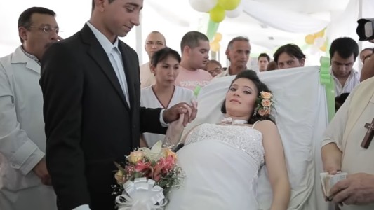 Una joven internada en terapia intensiva se casó en el hospital y espera dar a luz