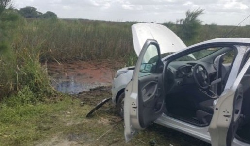 Terminaron en un zanjón por seguir las indicaciones del GPS: los rescató la policía