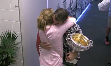 El emotivo abrazo de Federer y su esposa, tras la final de Australia