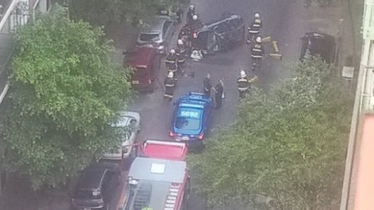 Palermo: se distrajo con el celular, chocó cuatro autos estacionados y volcó