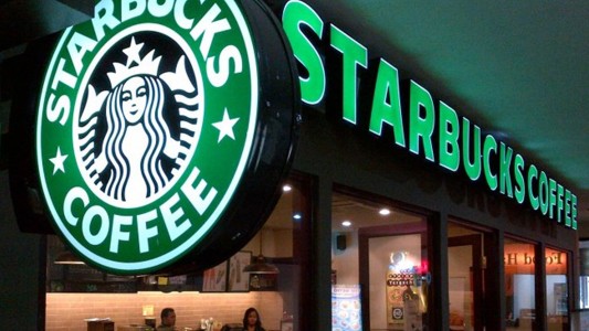 Starbucks contratará a 10.000 refugiados como respuesta a Donald Trump