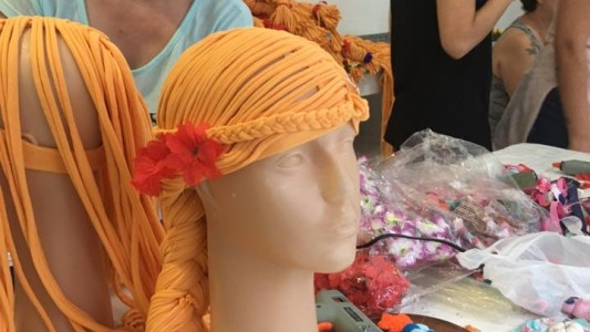 Crean pelucas de tela para chicos con cáncer